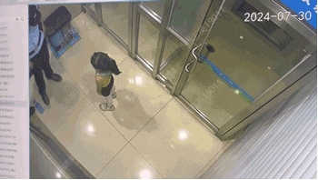 教科書式自救！小女孩走丟，竟用ATM機的世邦緊急對講求助